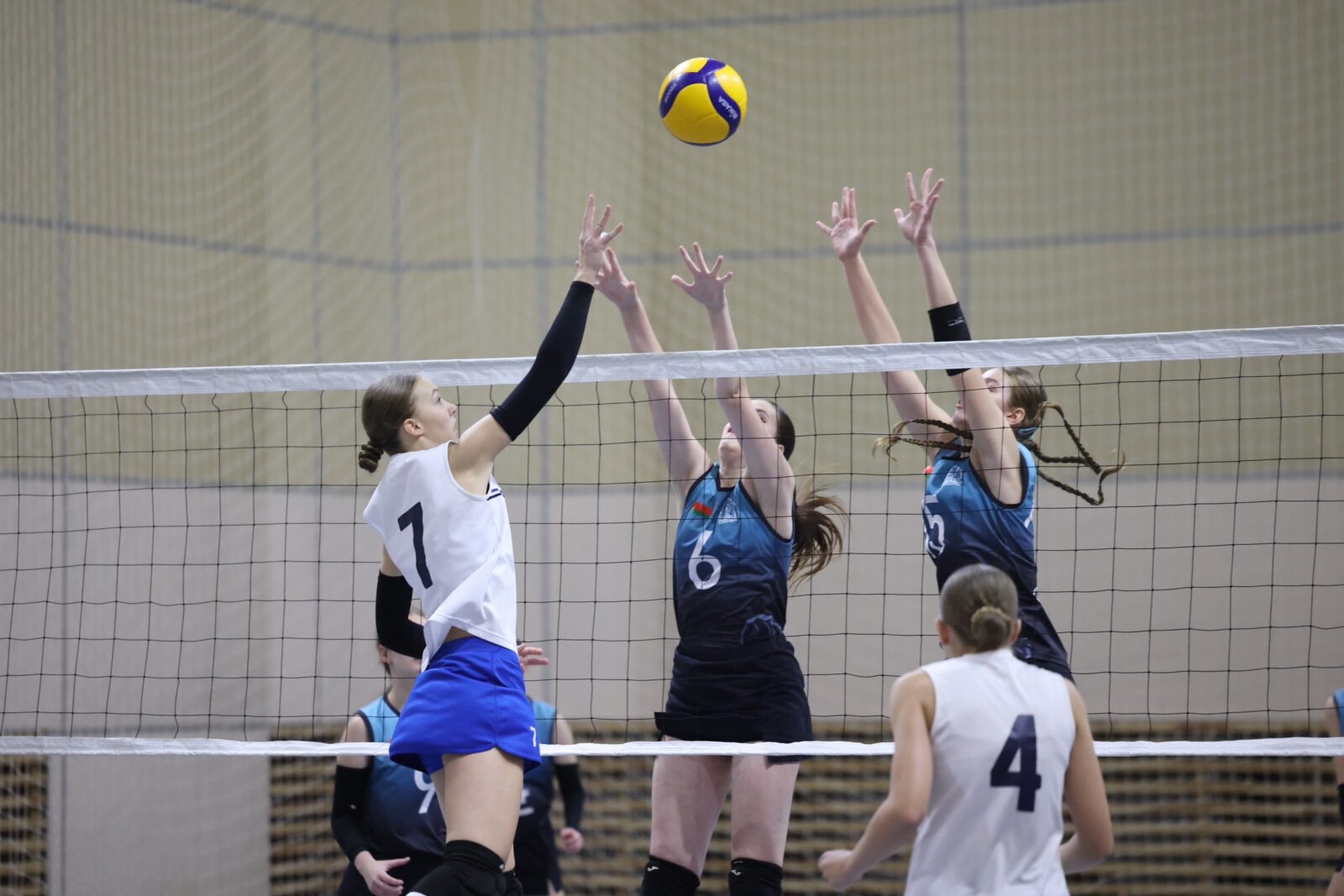 12-15.11 ДЮВЛ “Мяч над сеткай” сярод каманд дзяўчын